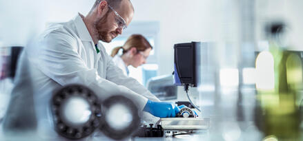 Laboranalyst, der an einem Lager arbeitet
