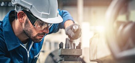 Ein Ingenieur, der an einer Industriemaschine arbeitet