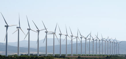 Windkraftanlagen in einer Reihe auf einem Windpark